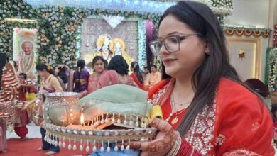 बरेली में करवाचौथ पूजन करती महिलाएं